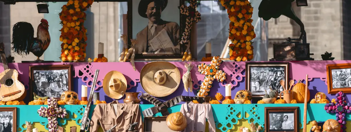 altar funerario mexicano hecho con objetos y fotografias
