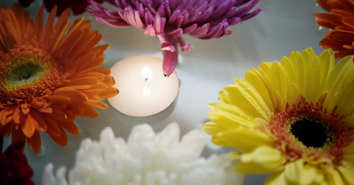 mesa adornada con flores y velas