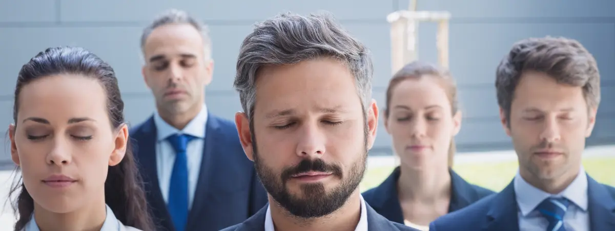 grupo de personas mirando al frente