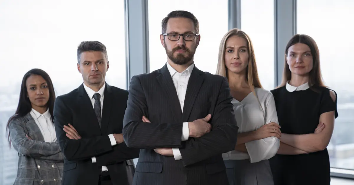 grupo de empresarios mirando al frente