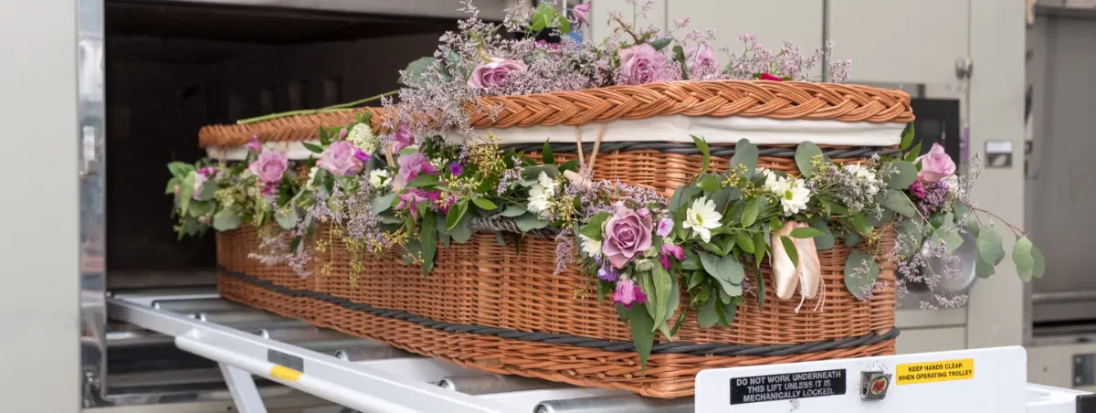 cajon funerario adornado con flores
