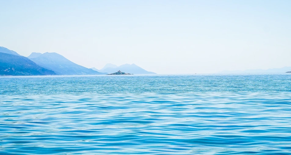 isla montanosa en medio del mar