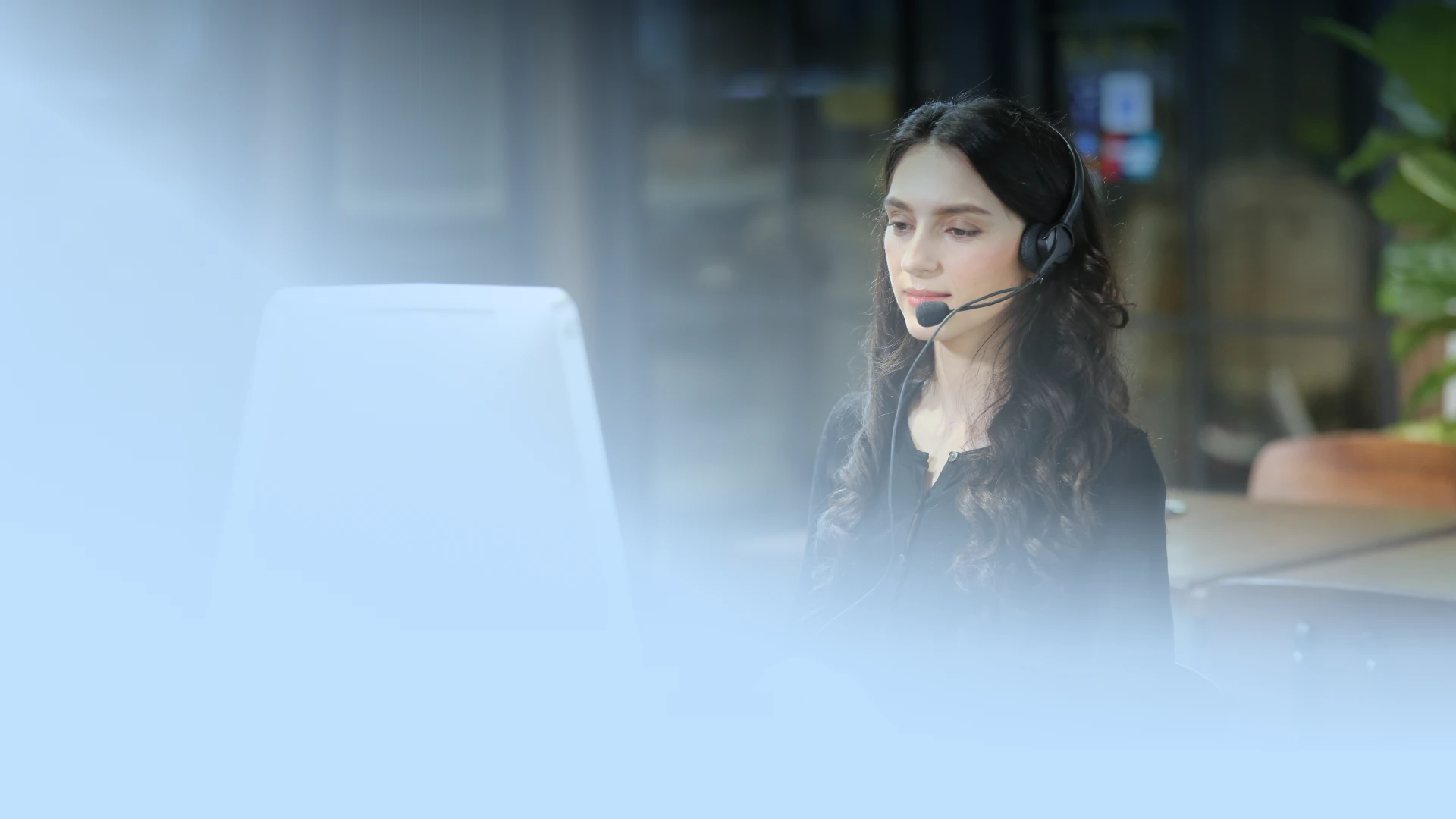 recepcionista tomando una llamada