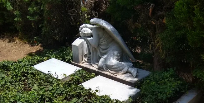 lapida con escultura de angel encima