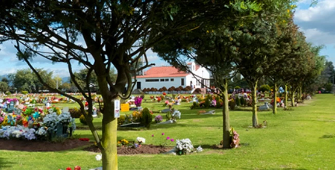 cementerio con casa y arboles alrededor