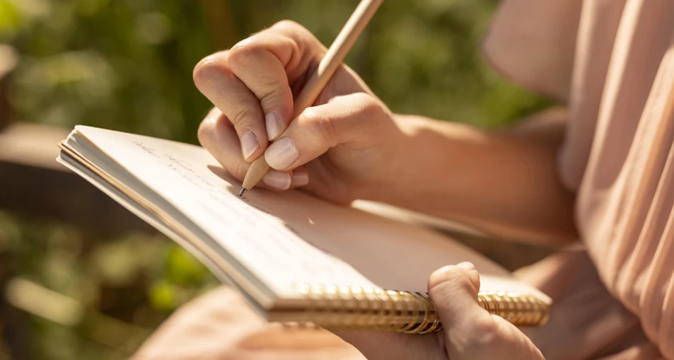 persona escribiendo un mensaje en un cuaderno