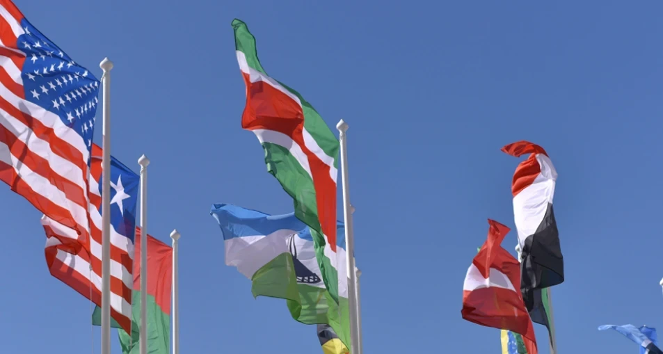 banderas de varios paises ondeando con el viento
