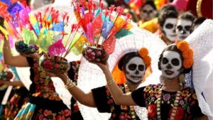 mujeres vestidas como catrinas bailando