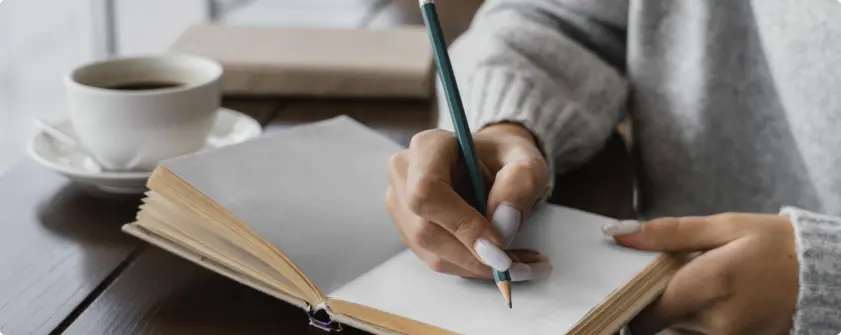persona escribiendo algo en una libreta