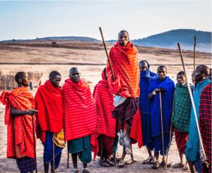 grupo de personas vestidas con tunicas de colores