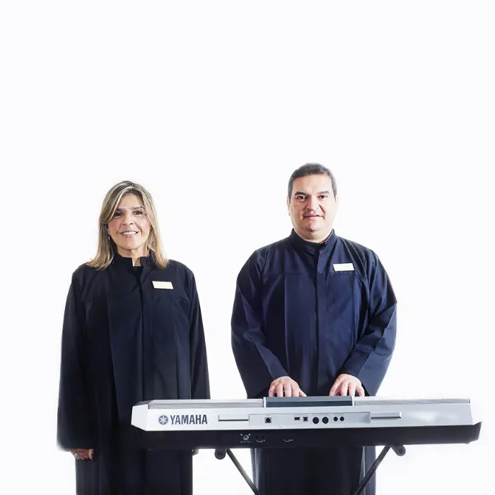 Coro de 2 integrantes, (Organista y voz)