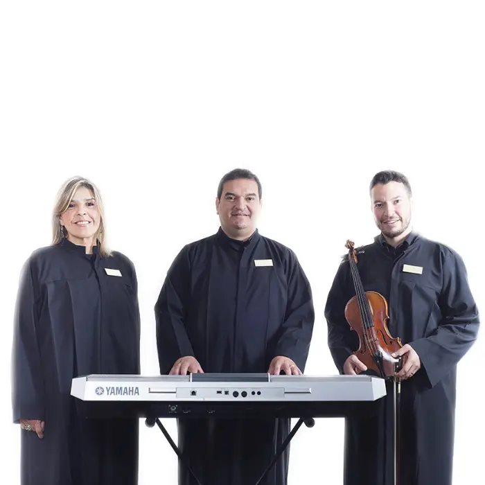 Coro de 3 integrantes, (Organista, voz y/o violín, flauta, chelo
