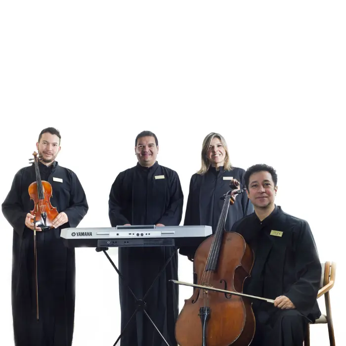 Coro de 4 integrantes, (Organista, voz y 2 instrumentos)