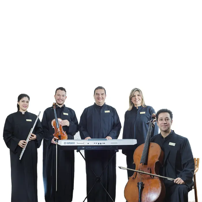 Coro de 5 integrantes, (Organista, 2 voces y 2 instrumentos)